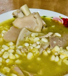 Caldo con carne en un plato