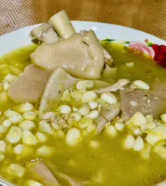 Caldo con carne en un plato
