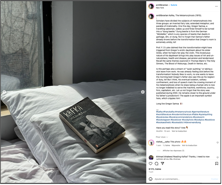 Un post instagram : une photo montrant un livre de Kafka posé sur un oreiller ; à côté, l’influenceur donne son avis sur le livre et des commentaires lui répondent