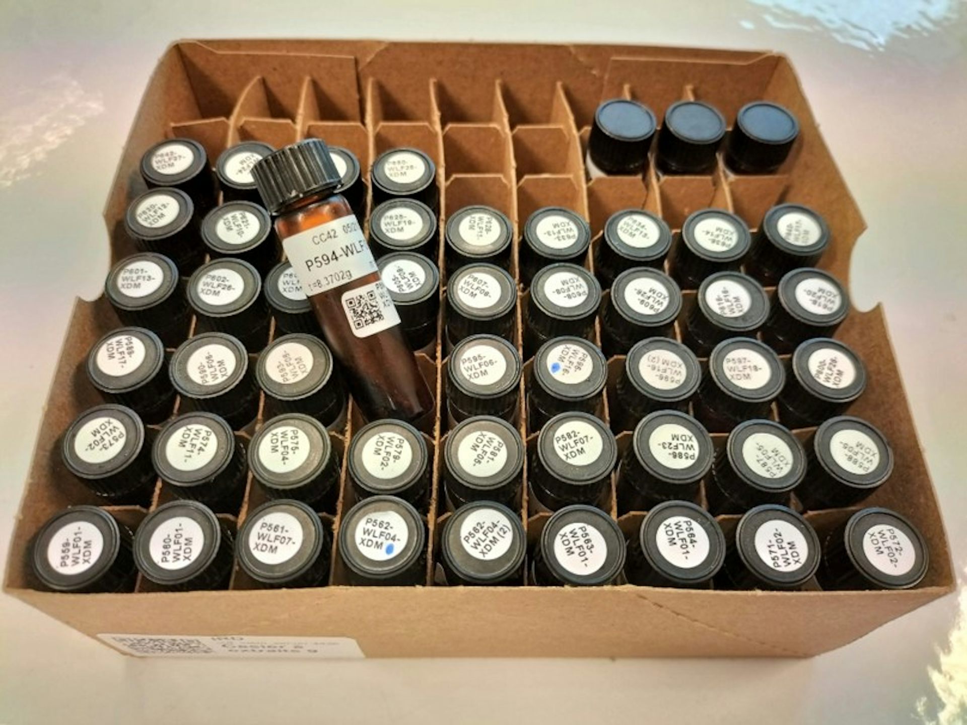 Photo de tubes de collecte dans un carton.