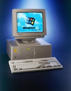 Windows 95 software loads on an old computer.