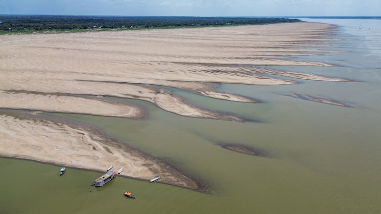 leito de rio seco, pouca água, seca