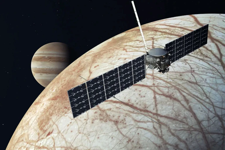 la sonde Europa Clipper au dessus d'Europe et de Jupiter