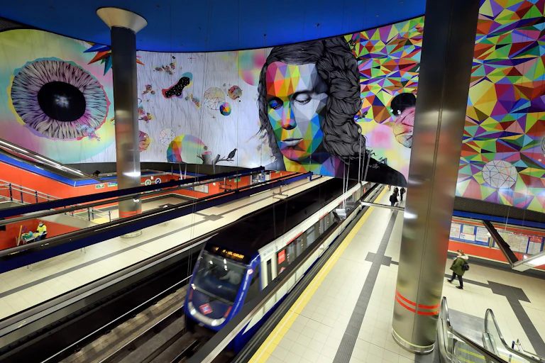 Intervención de Rosh333 y Okuda en la estación del metro de Madrid de Paco de Lucía.