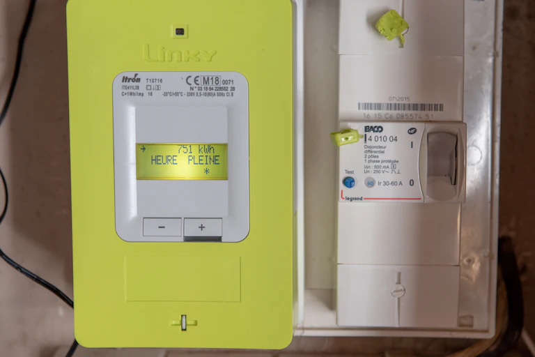 Un compteur électrique Linky, affichant la consommation lors des heures pleines.