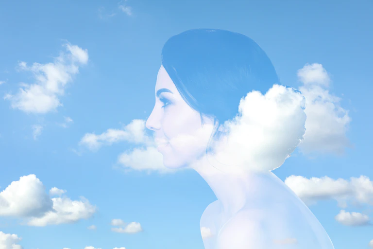Une femme de profil dont on ne voit que le buste est dans les nuages.