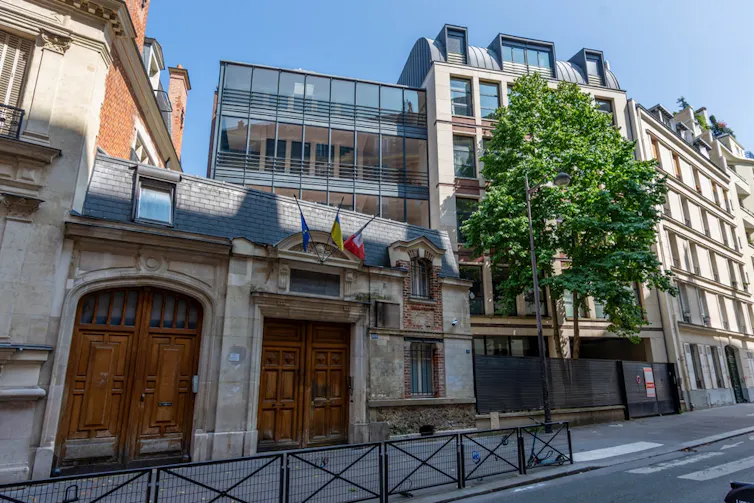 Entrée de l’École Alsacienne, établissement d’enseignement privé laïque sous contrat d’association avec l’État