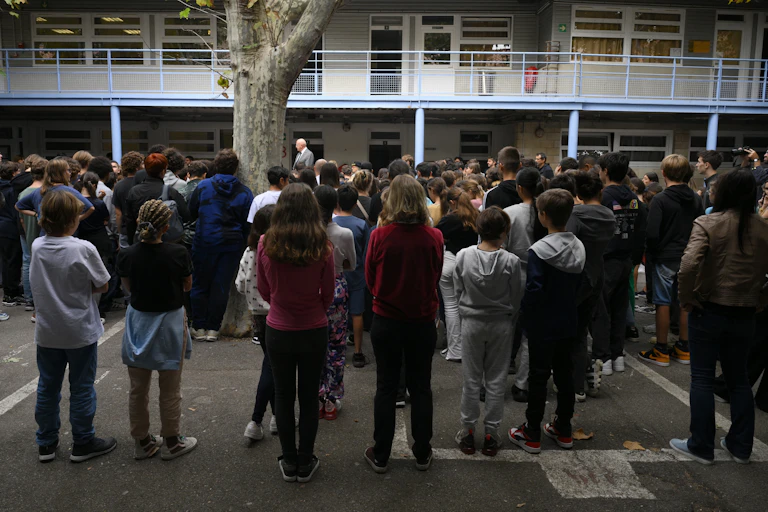Minute de silence en hommage aux enseignants Samuel Paty et Dominique Bernard, au collège Gaston-Deferre à Marseille, en 2023.