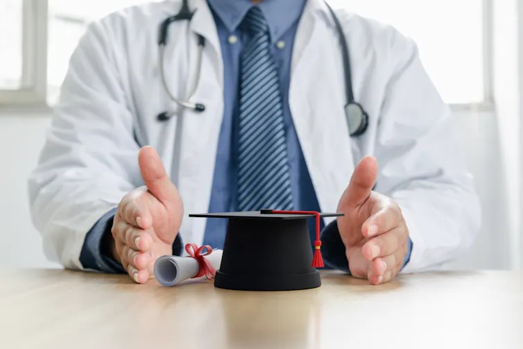 Kebijakan beasiswa dokter harus dipantau secara ketat.