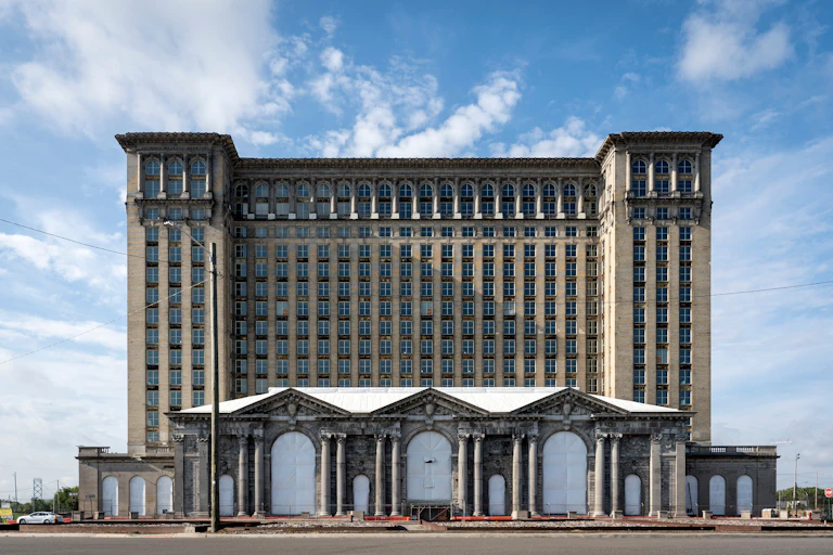 Vue de l'ancien bâtiment de la Michigan Central Station à Detroit