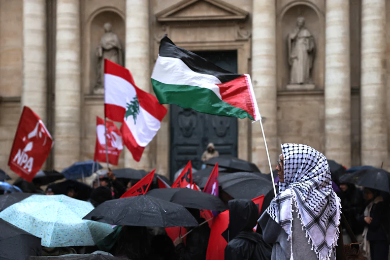 Rassemblement d'étudiants en soutien aux « peuples palestinien et libanais » à Paris, devant la Sorbonne, le 9 octobre 2024.