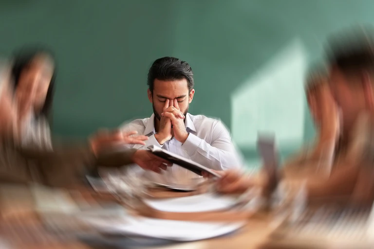 Homem estressado em uma reunião