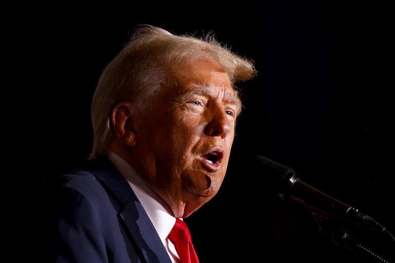 Donald Trump s'exprime devant un micro