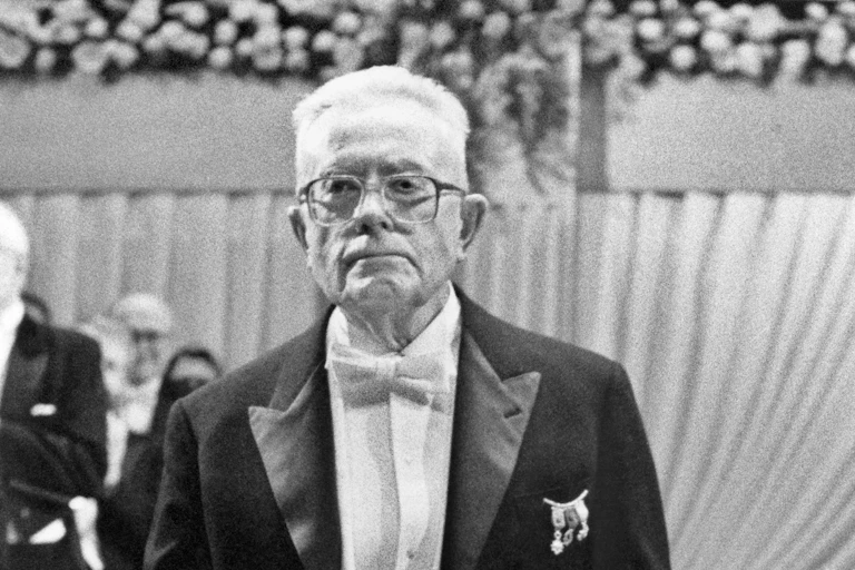 Maurice Allais le 10 décembre 1988 dans l'hôtel de ville de le Stockholm après avoir reçu le prix Nobel d'économie.
