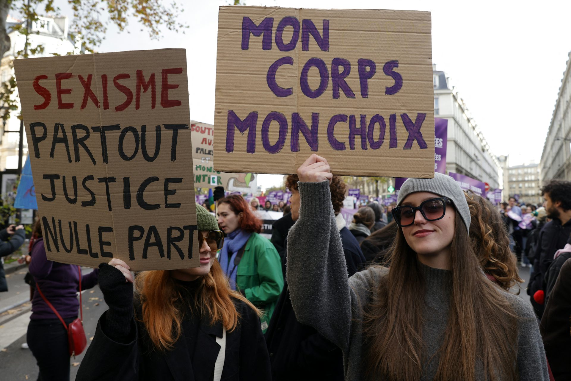 Des femmes lors d’une manifestation à l’occasion de la journée internationale pour l’élimination de la violence à l’égard des femmes à Paris le 25 novembre 2023