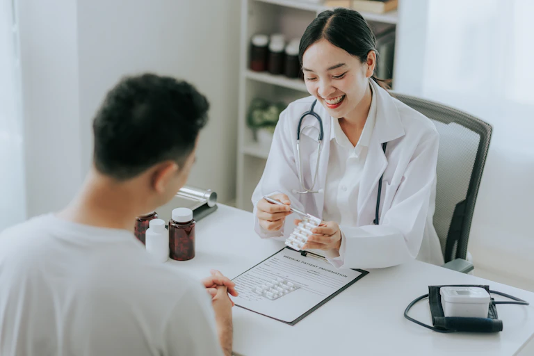 Ilustrasi dokter meresepkan antibiotik kepada pasien.