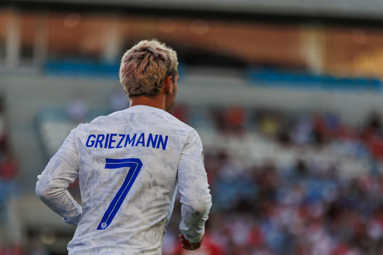 le footballeur Antoine Griezmann qui court pris en photo de dos maillot numéro 7