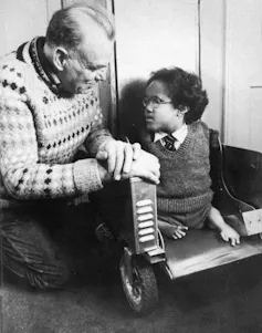 Photographie de Terry Wiles (à droite), atteint de phocomélie due à la thalidomide prise par sa mère enceinte.