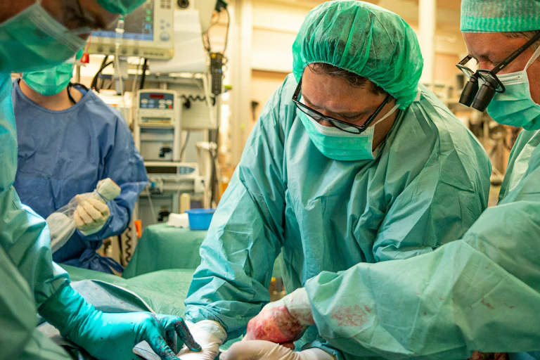 Photos de médecins en train d’opérer