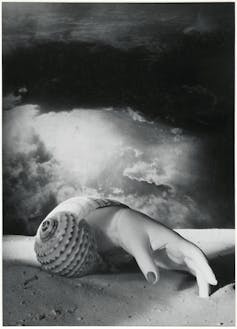 Fotografía surrealista de una mano pegada a una concha.