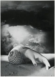 Fotografía surrealista de una mano pegada a una concha.