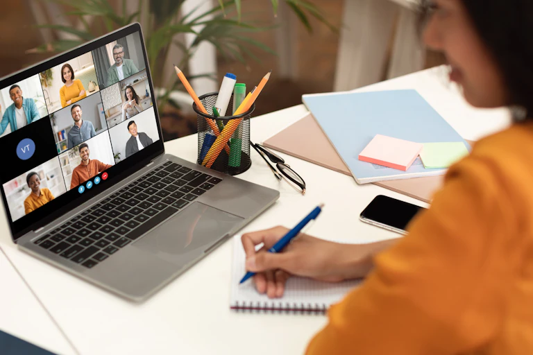 Une femme télétravaille en visio devant son ordinateur
