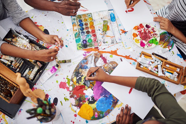 Des personnes en train de faire de la peinture, une discipline pratiquée en art-thérapie