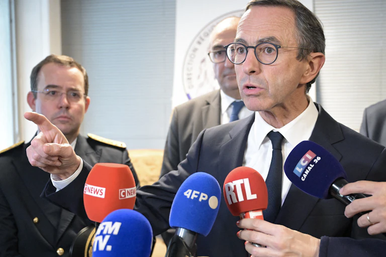 Le ministre de l'Intérieur Bruno Retailleau s'adresse aux journalistes lors de sa visite à la Sous-Direction de la Police Judiciaire (SDPJ) dans le cadre d'une présentation d'environ une tonne de stupéfiants de cannabis saisis, à Nanterre, près de Paris, le 15 octobre 2024.