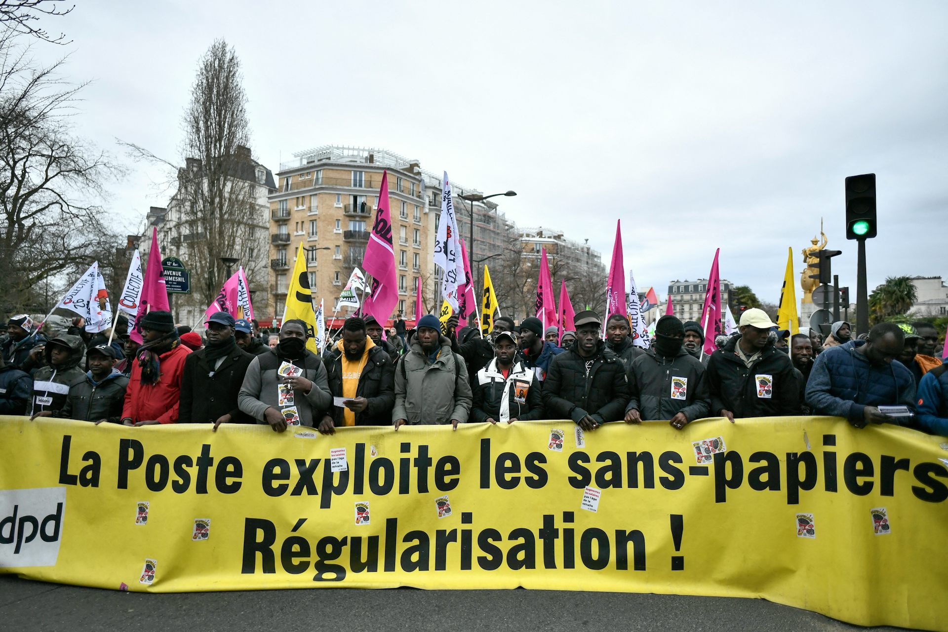 Des manifestants lors d’une mobilisation contre loi Darmanin sur l’immigration, à Paris, le 18 février 2023