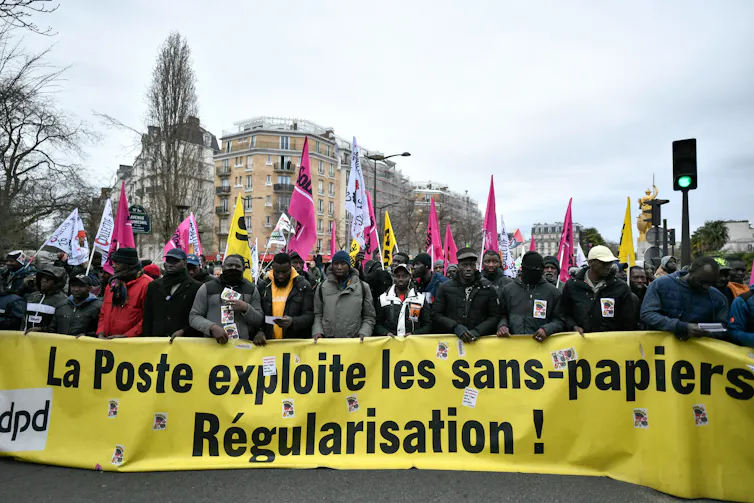 Des manifestants lors d’une mobilisation contre loi Darmanin sur l’immigration, à Paris, le 18 février 2023