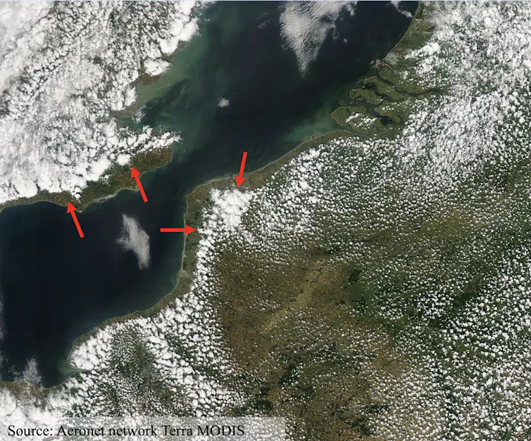 Image satellite Terra Modis mettant en évidence la présence de nuages le long du front de brise de mer