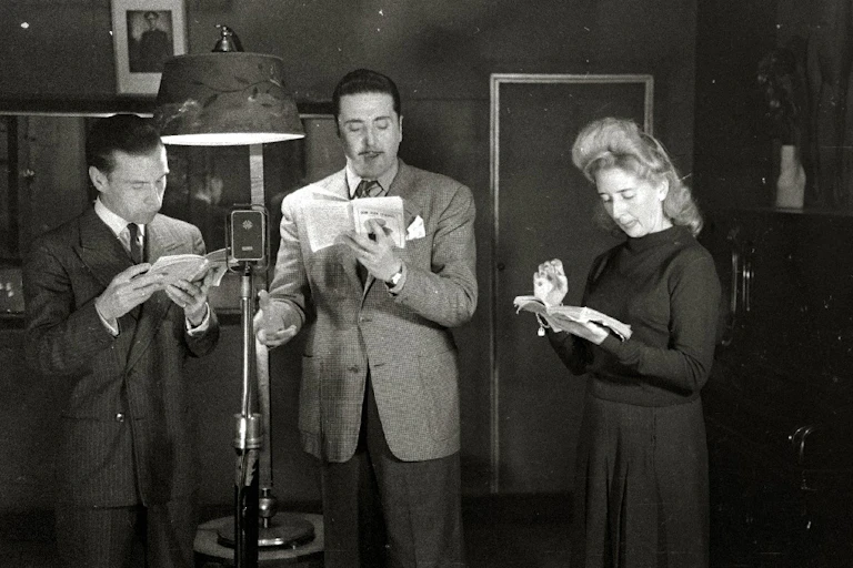 Grupo de actores de Radio San Sebastián retransmitiendo una obra de teatro.