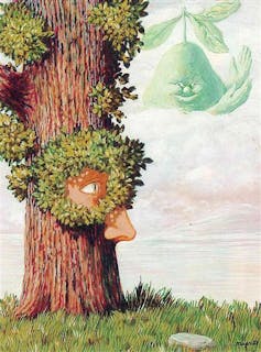 Cuadro en el que un árbol con nariz y ojos es observado por una pera desde el cielo.