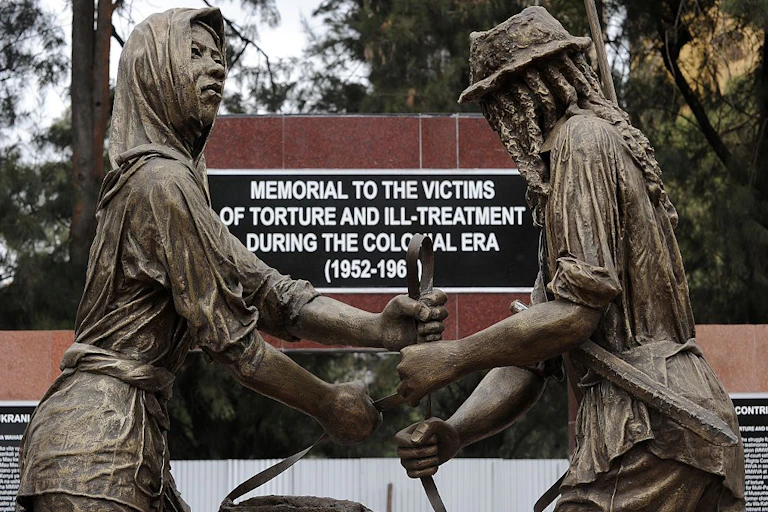 A memorial depicting a male and female freedom fighter