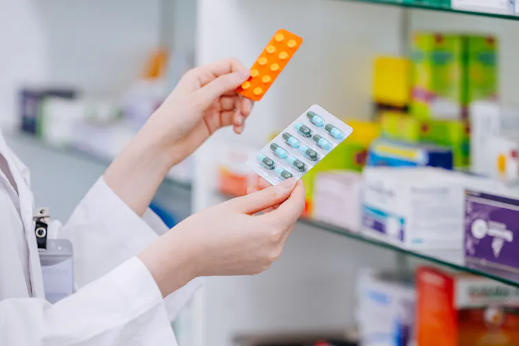 Pemerintahan Prabowo-Gibran harus serius mewujudkan janjinya dalam mendukung kemandirian industri obat dan ketersediaan obat dengan harga terjangkau.