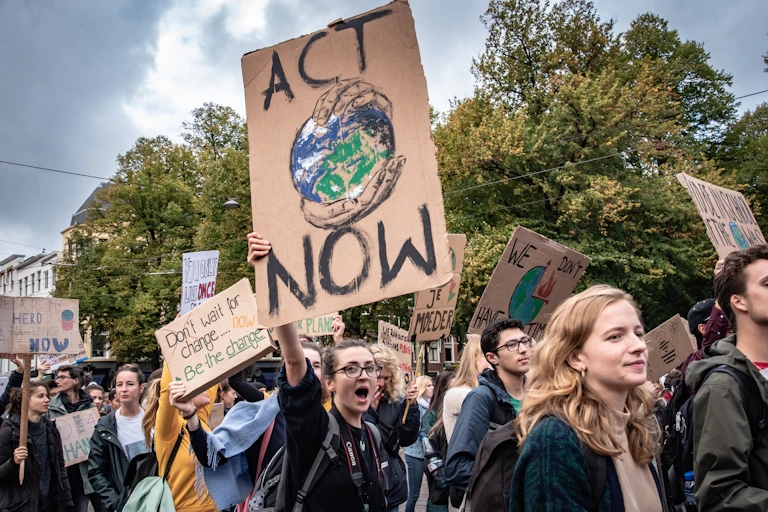 La Haye, Pays-Bas - 27 septembre 2019 : Marche pour le climat dénonçant l'inadéquation des mesures prises pour lutter contre le changement climatique.