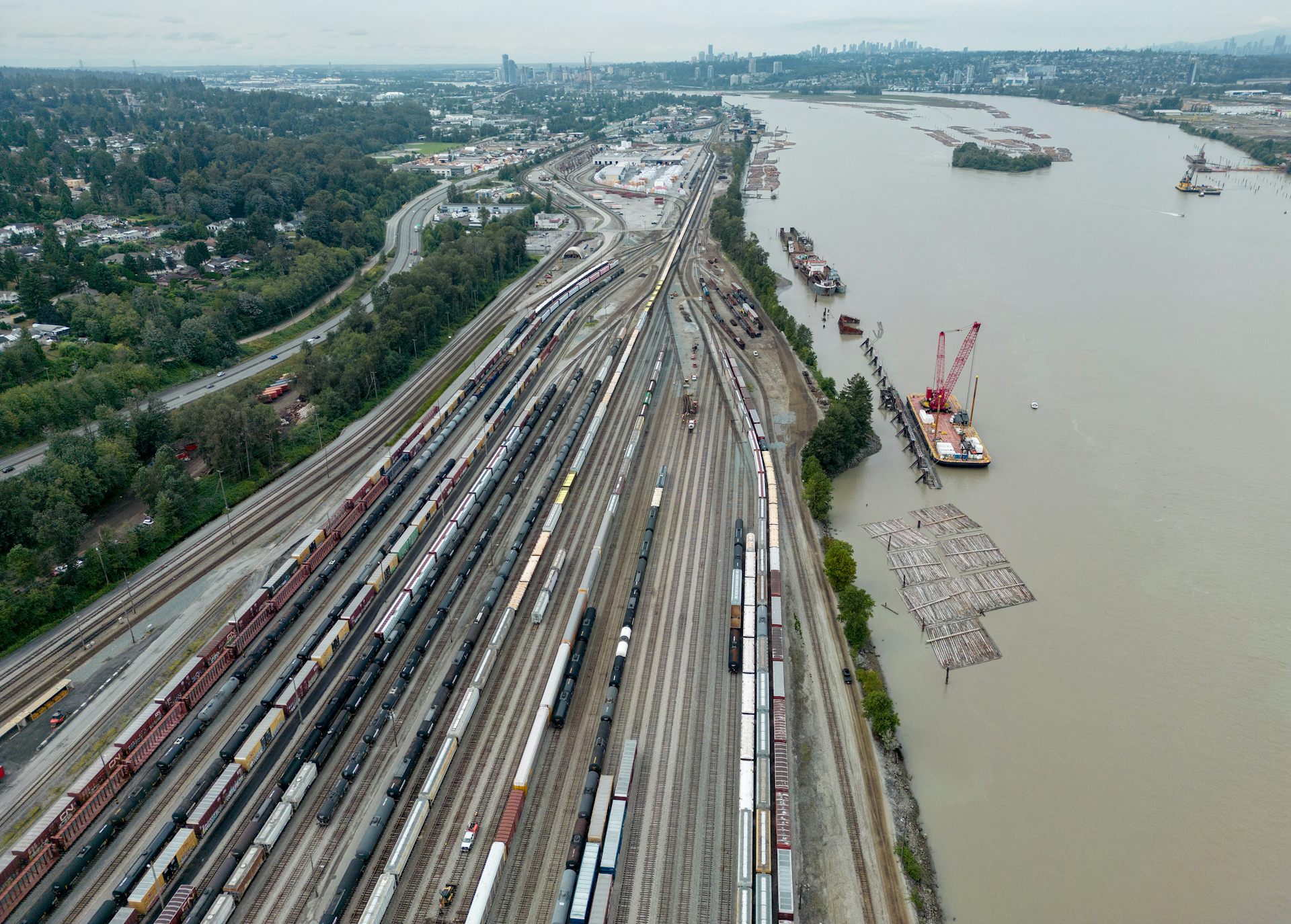 Une gare de triage près d’une rivière