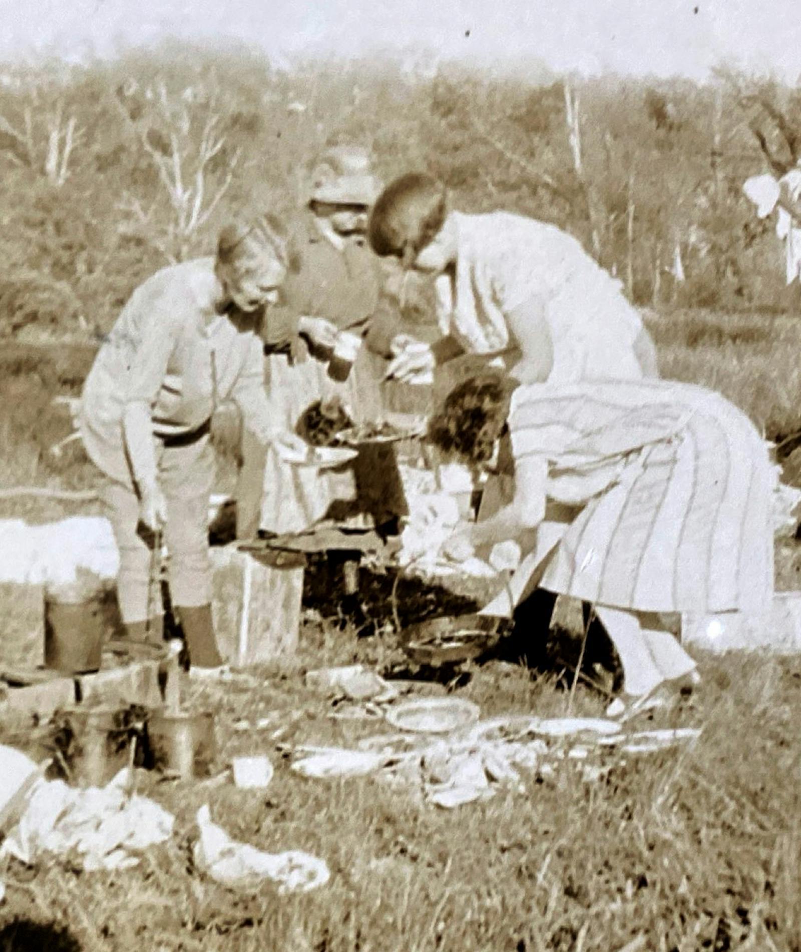 Bushwalkers making lunch