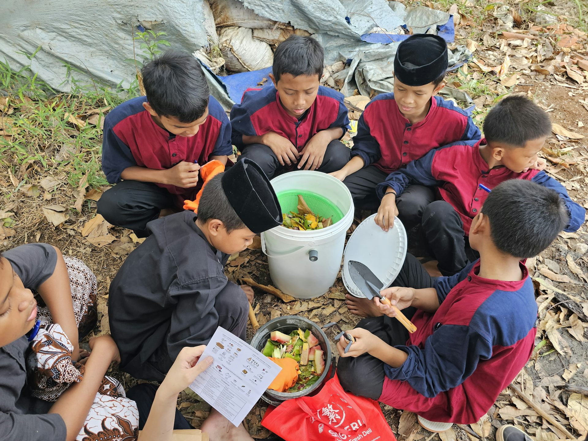 Para santri Yayasan Yatim Bait Al-Qur’a Mulia mempraktikkan pembuatan kompos sebagai bagian pendidikan perubahan iklim.