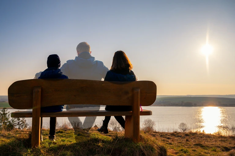 Trois personnes assises sur un banc