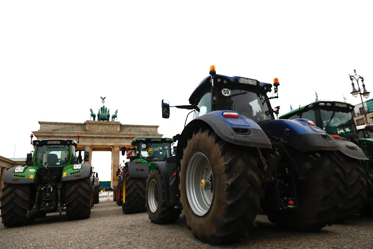Petani di Jerman lakukan unjuk rasa dengan mengendarai traktor sebagai protes wacana pemangkasan subsidi BBM Desember 2023.