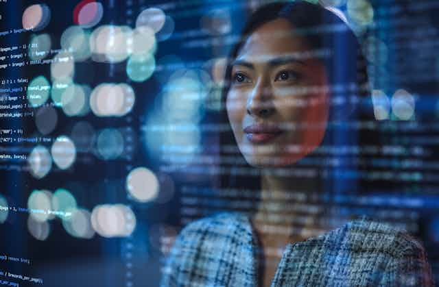Visage d'une femme superposé à une image de lignes de code informatique