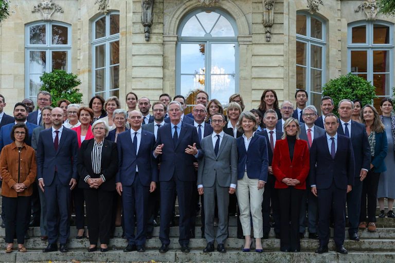 Le premier ministre Michel Barnier avec son gouvernement devant l'Hôtel Matignon le 27/9/2024.