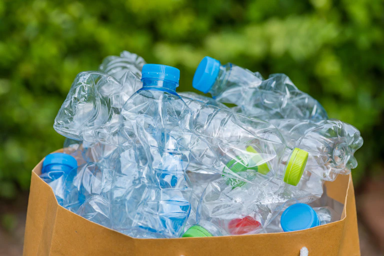 Des bouteilles en plastique vides dans un sac.