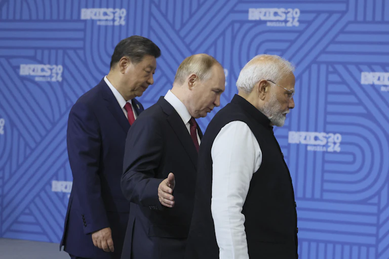 Les chefs d'État, Xi Jinping, Vladimir Poutine et Narendra Modi lors du sommet des BRICS à Kazan, en Russie, le 23 octobre 2024.
