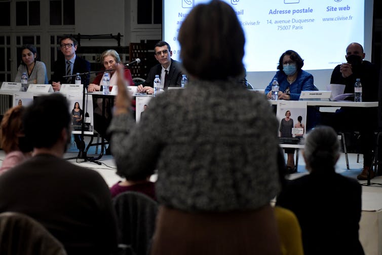 Lors d’une réunion publique organisée par la CIIVISE (Commission indépendante contre l’inceste et les abus sexuels sur mineurs) au Palais de la Femme à Paris, le 16 février 2022, une femme témoigne des violences sexuelles qu’elle a subies