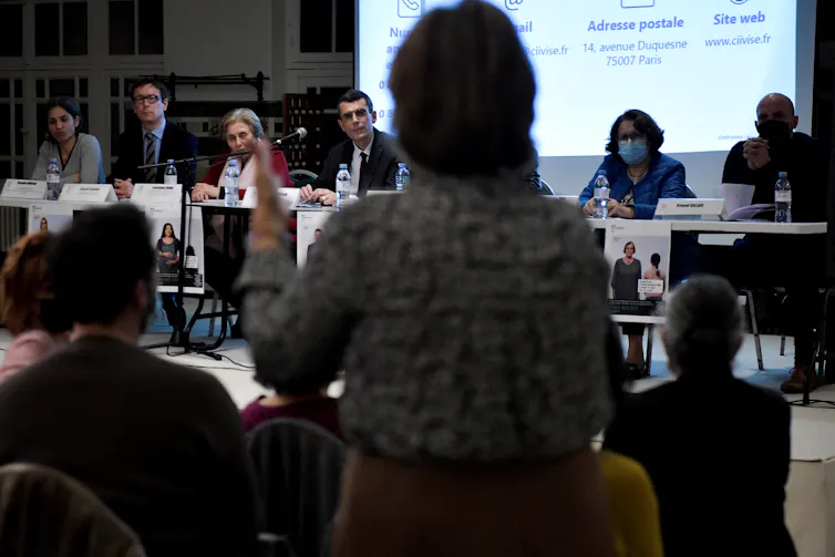 Lors d’une réunion publique organisée par la CIIVISE (Commission indépendante contre l’inceste et les abus sexuels sur mineurs) au Palais de la Femme à Paris, le 16 février 2022, une femme témoigne des violences sexuelles qu’elle a subies