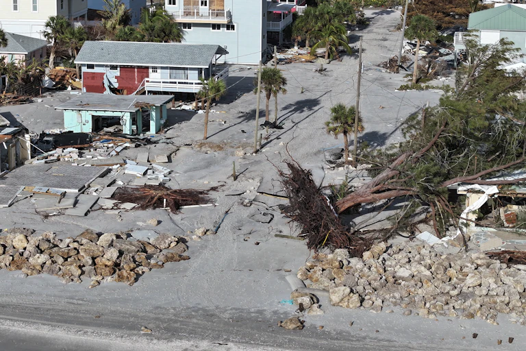 vue aérienne de la côté dévastée par un ouragan