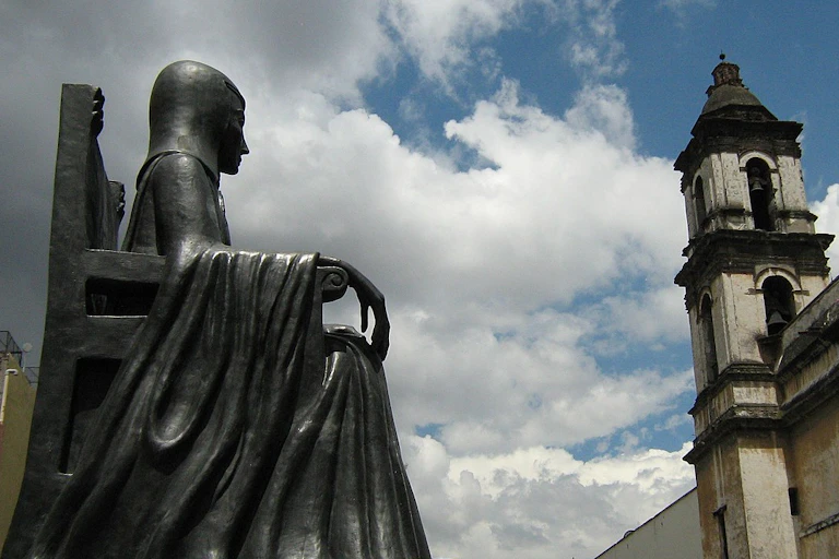 Estatua de sor Juana en Ciudad de México.