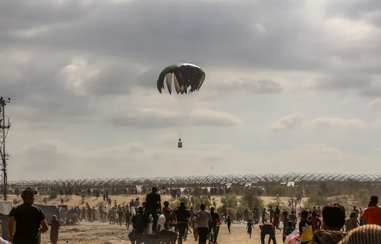 Parachutage d’aide humanitaire dans un camp de réfugiés à Gaza